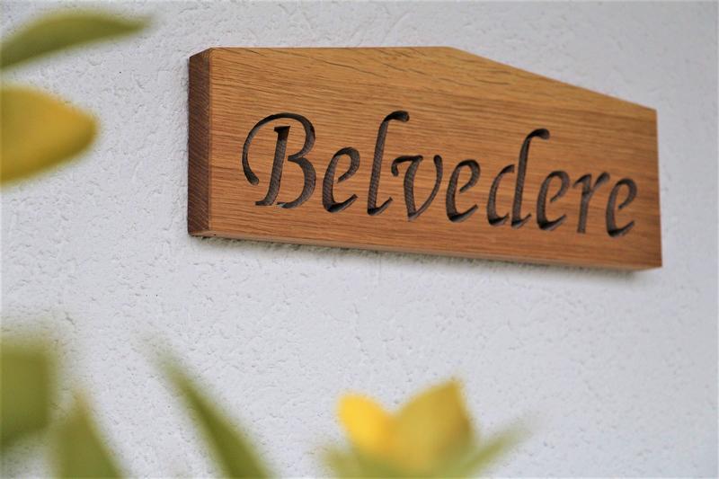 Unsere helle Ferienwohnung eignet sich ideal für bis zu vier Personen (ein Doppelbett und eine Schlafcouch). WLAN und ein überdachter Stellplatz sind für unsere Gäste kostenfrei. Von der idyllischen Terrasse haben Sie einen wunderbaren Ausblick auf die Felder, Wiesen und Berge von Reichental.