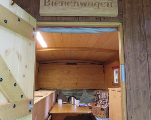 außergewöhnliche Unterkünfte - Bienenwagen
